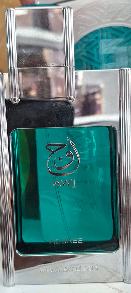 Bouteille bleue élégante du parfum Awj Azuree par Mamlakat Al Oud, 100ml.