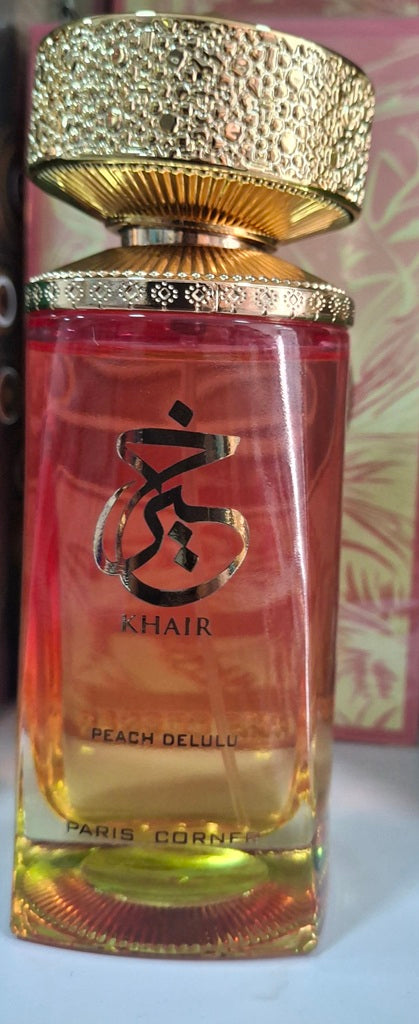 Trois flacons de parfum KHAIR par Paris Corner en vert, doré et orange sur leurs boîtes élégantes – Exclusivité TOUT PROMESSE.