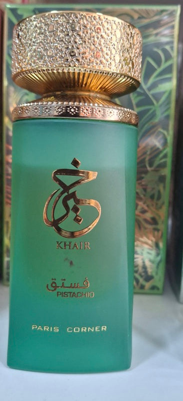 Trois flacons de parfum KHAIR par Paris Corner en vert, doré et orange sur leurs boîtes élégantes – Exclusivité TOUT PROMESSE.