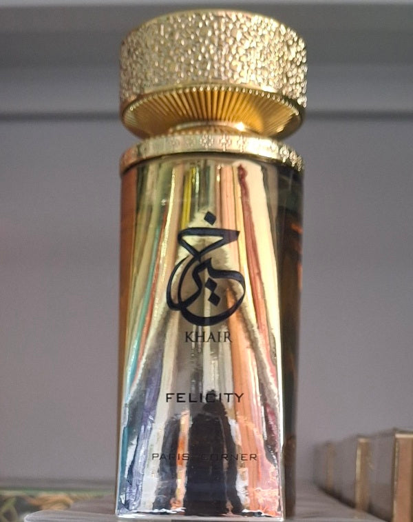 Trois flacons de parfum KHAIR par Paris Corner en vert, doré et orange sur leurs boîtes élégantes – Exclusivité TOUT PROMESSE.