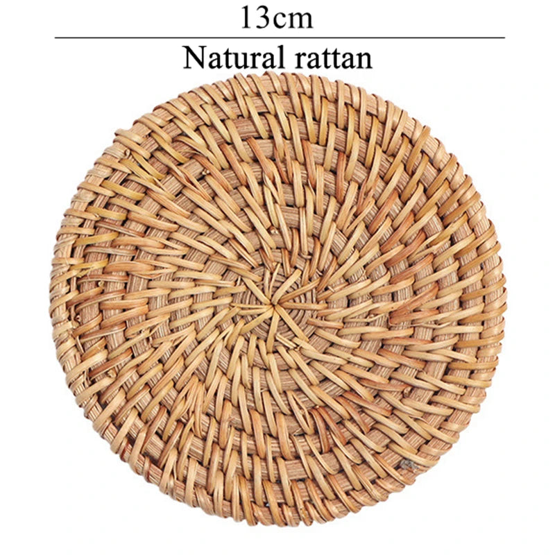 Dessous de verre ronds en bambou naturel tressé à la main Zerolife posés sur une table à manger en bois avec une tasse de café - Style moderne et écoresponsable.