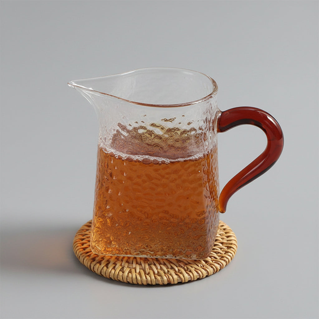 Dessous de verre ronds en bambou naturel tressé à la main Zerolife posés sur une table à manger en bois avec une tasse de café - Style moderne et écoresponsable.