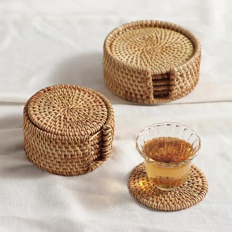 Dessous de verre ronds en bambou naturel tressé à la main Zerolife posés sur une table à manger en bois avec une tasse de café - Style moderne et écoresponsable.