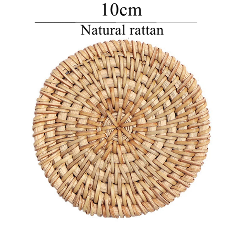 Dessous de verre ronds en bambou naturel tressé à la main Zerolife posés sur une table à manger en bois avec une tasse de café - Style moderne et écoresponsable.