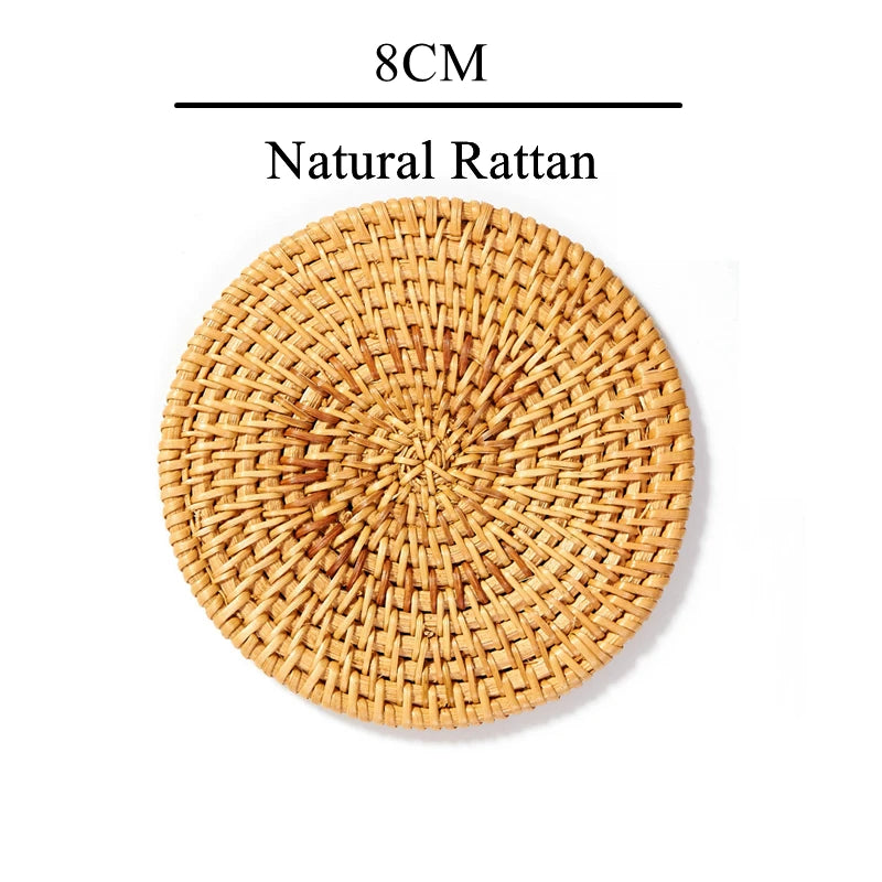 Dessous de verre ronds en bambou naturel tressé à la main Zerolife posés sur une table à manger en bois avec une tasse de café - Style moderne et écoresponsable.