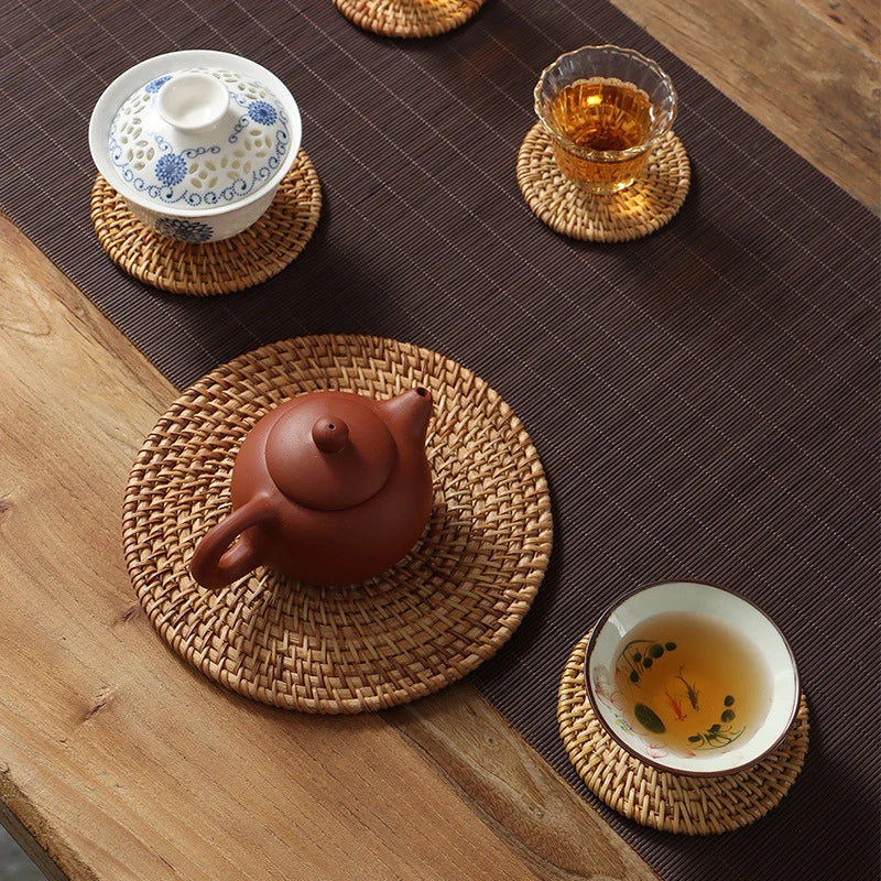 Dessous de verre ronds en bambou naturel tressé à la main Zerolife posés sur une table à manger en bois avec une tasse de café - Style moderne et écoresponsable.