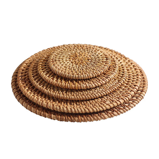 Dessous de verre ronds en bambou naturel tressé à la main Zerolife posés sur une table à manger en bois avec une tasse de café - Style moderne et écoresponsable.