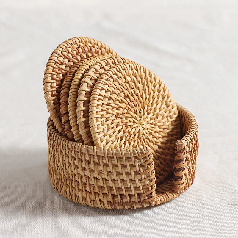 Dessous de verre ronds en bambou naturel tressé à la main Zerolife posés sur une table à manger en bois avec une tasse de café - Style moderne et écoresponsable.