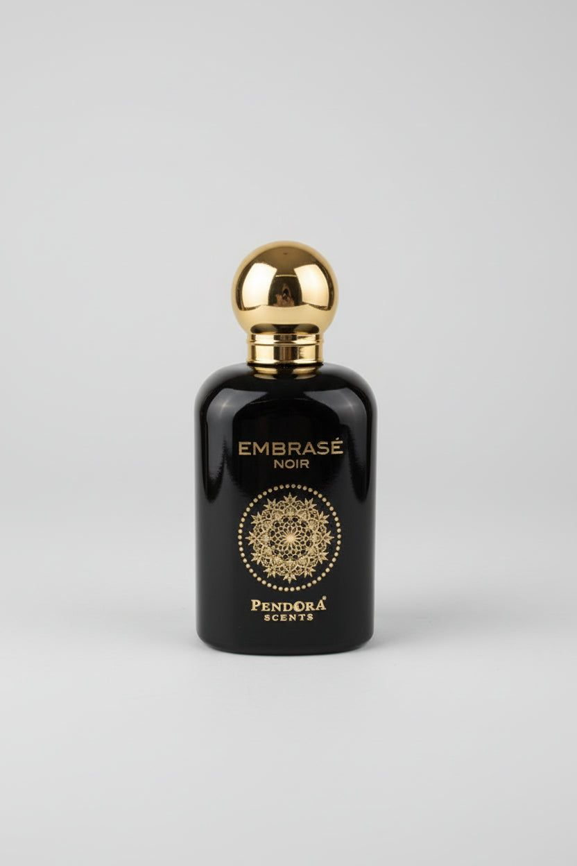 Flacon de parfum EMBRACE NOIR par Nusuk, couleur vert foncé avec lettrage doré, présenté sur une étagère de parfumerie à Paris pour TOUT PROMESSE