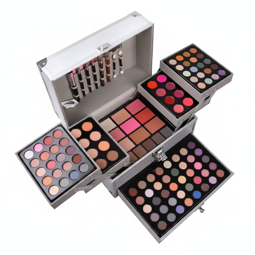 Grande mallette de maquillage professionnelle Blana de 1050g ouverte, contenant des ombres à paupières, vernis à ongles, rouges à lèvres, fond de teint liquide et pinceaux - Collection TOUT PROMESSE.