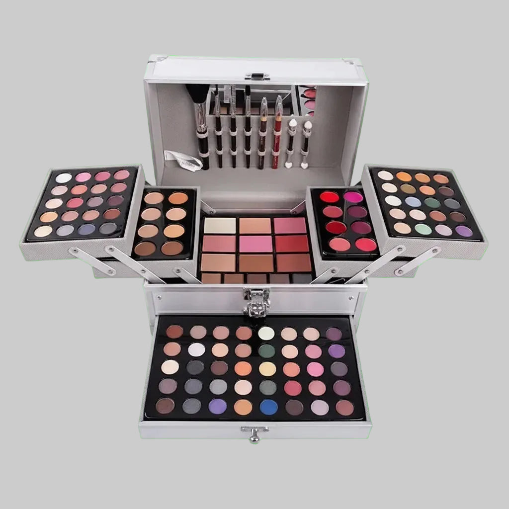 Grande mallette de maquillage professionnelle Blana de 1050g ouverte, contenant des ombres à paupières, vernis à ongles, rouges à lèvres, fond de teint liquide et pinceaux - Collection TOUT PROMESSE.