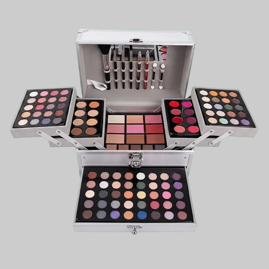 Grande mallette de maquillage professionnelle Blana de 1050g ouverte, contenant des ombres à paupières, vernis à ongles, rouges à lèvres, fond de teint liquide et pinceaux - Collection TOUT PROMESSE.