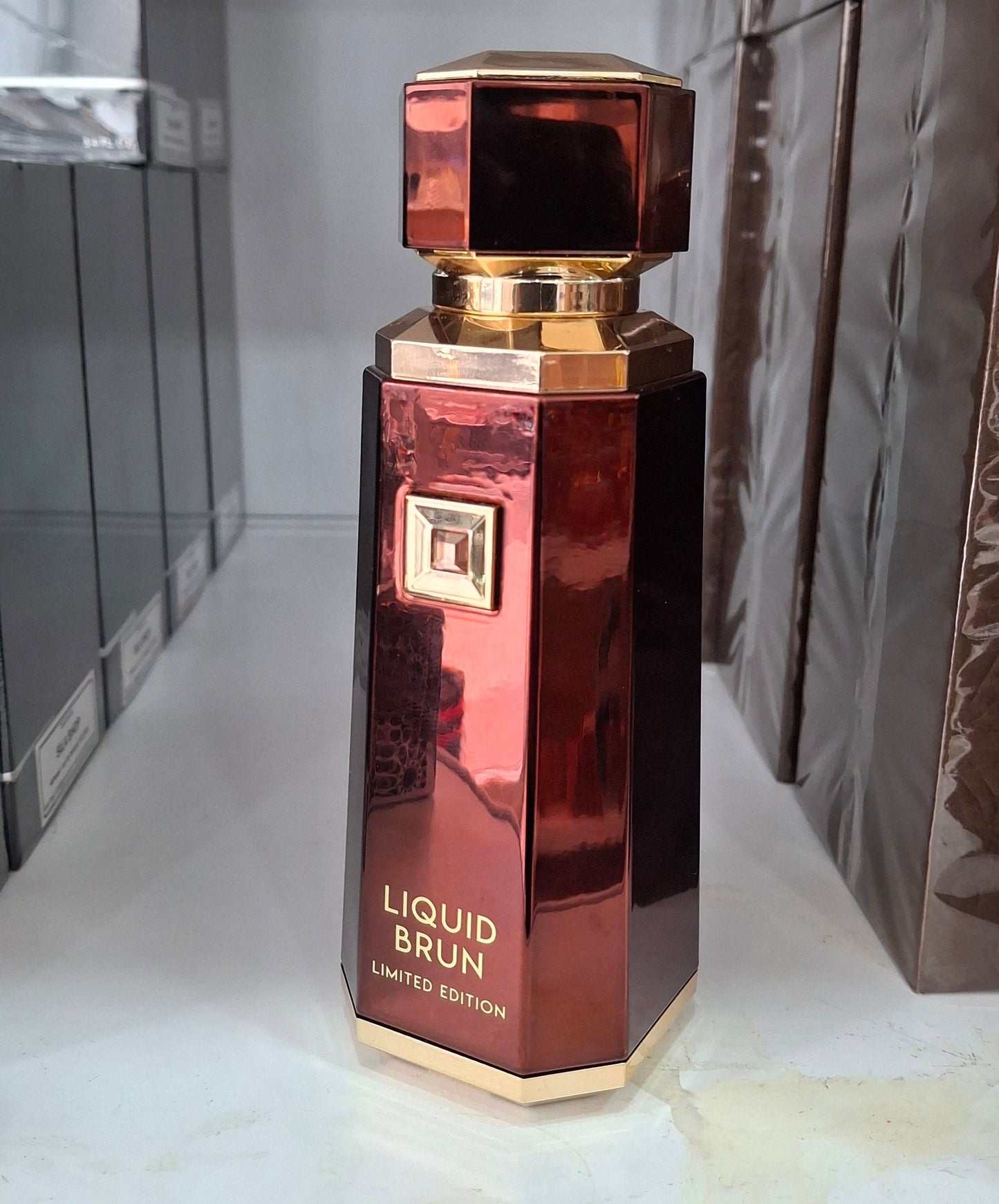 Flacon luxueux brun et doré du parfum Liquid Brun par French Avenue, parfum oriental épicé pour homme.