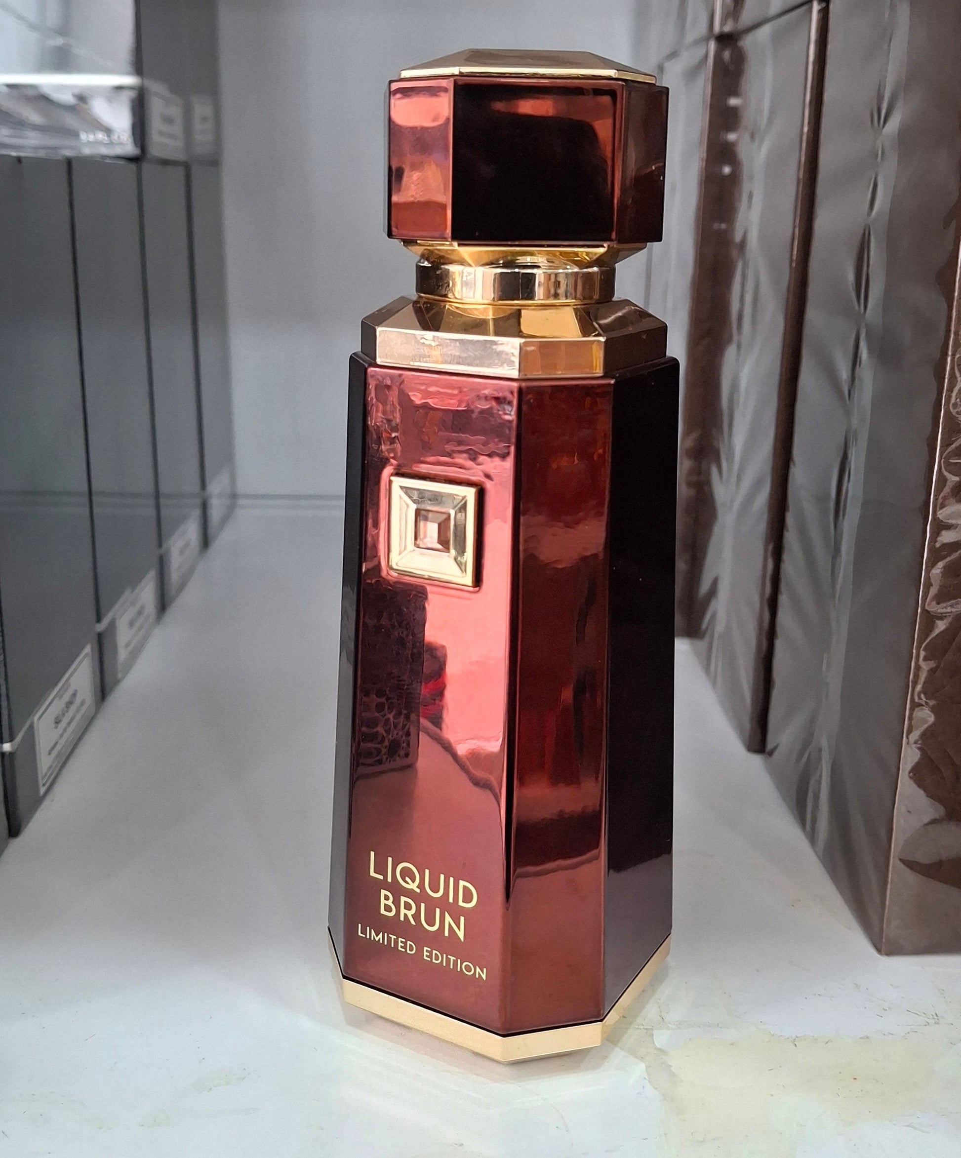 Flacon luxueux brun et doré du parfum Liquid Brun par French Avenue, parfum oriental épicé pour homme.
