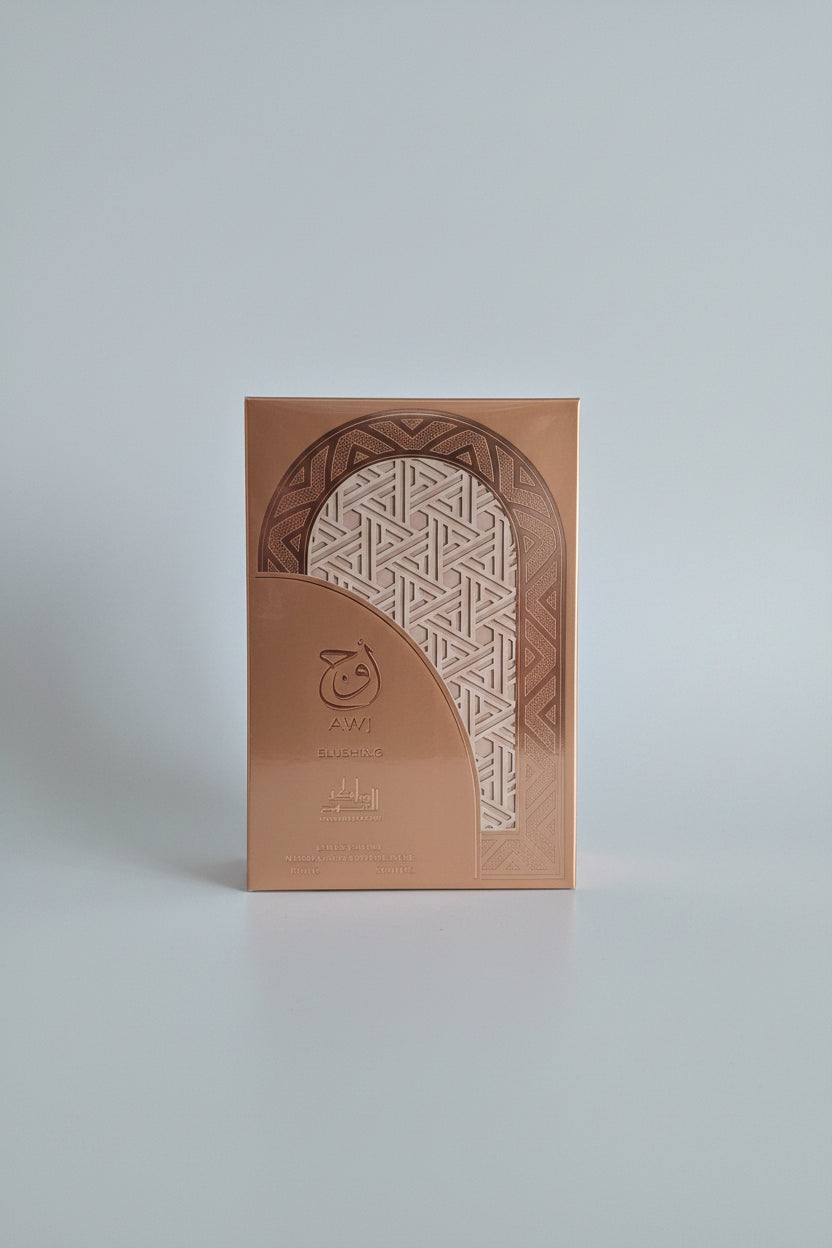 Flacon rose sophistiqué du parfum AWJ Blushing pour femme par Mamlakat Al Oud.