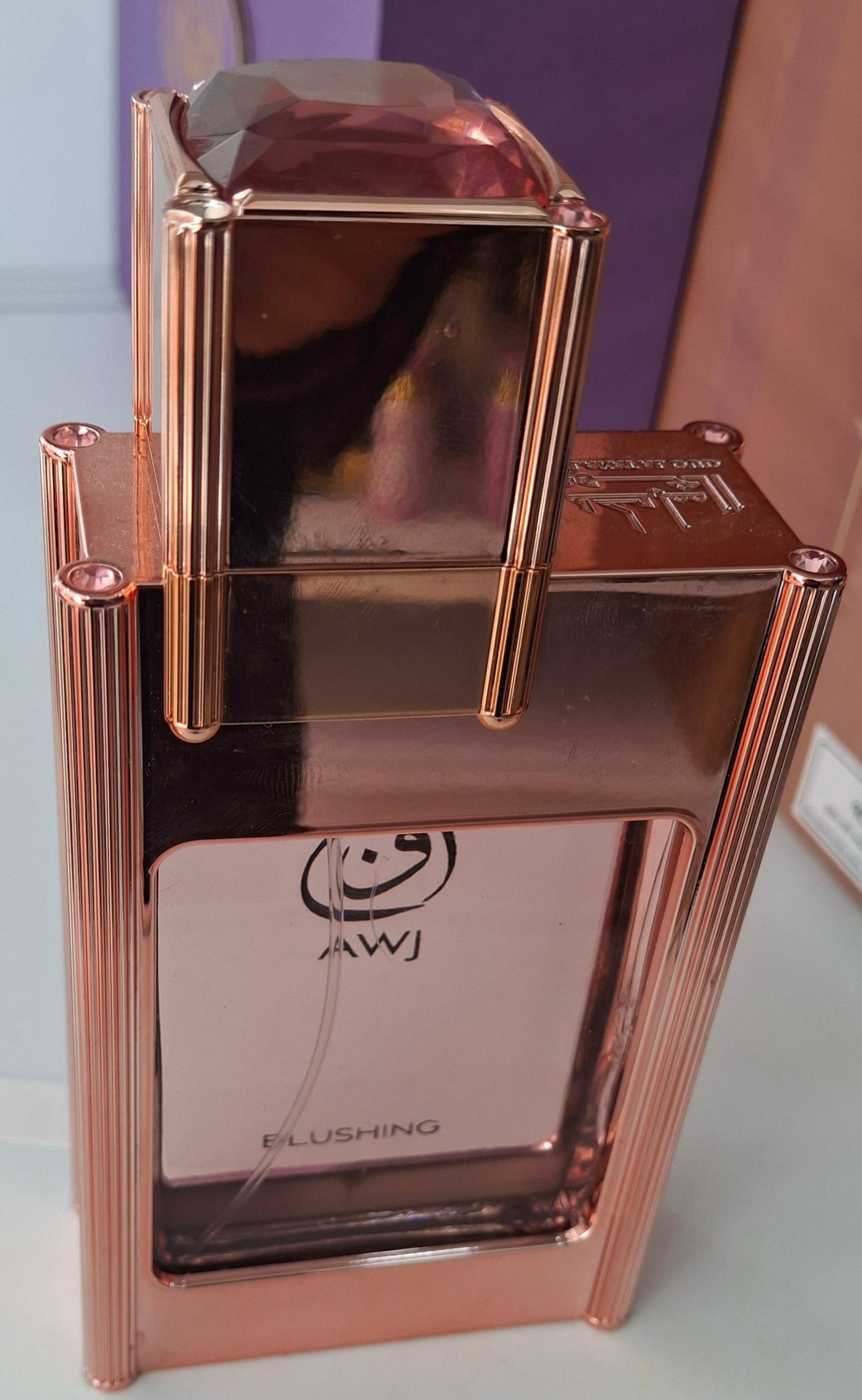 Flacon rose sophistiqué du parfum AWJ Blushing pour femme par Mamlakat Al Oud.