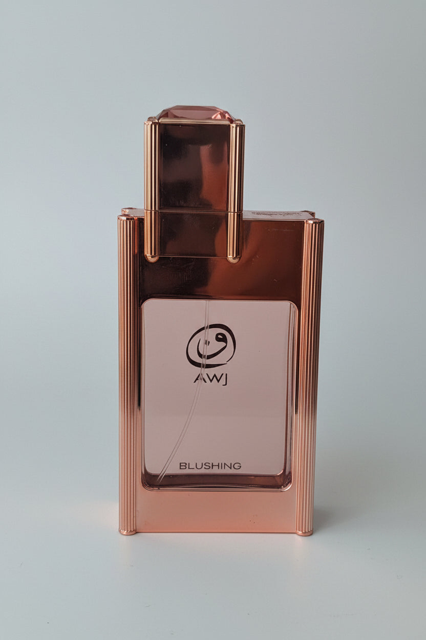 Flacon rose sophistiqué du parfum AWJ Blushing pour femme par Mamlakat Al Oud.