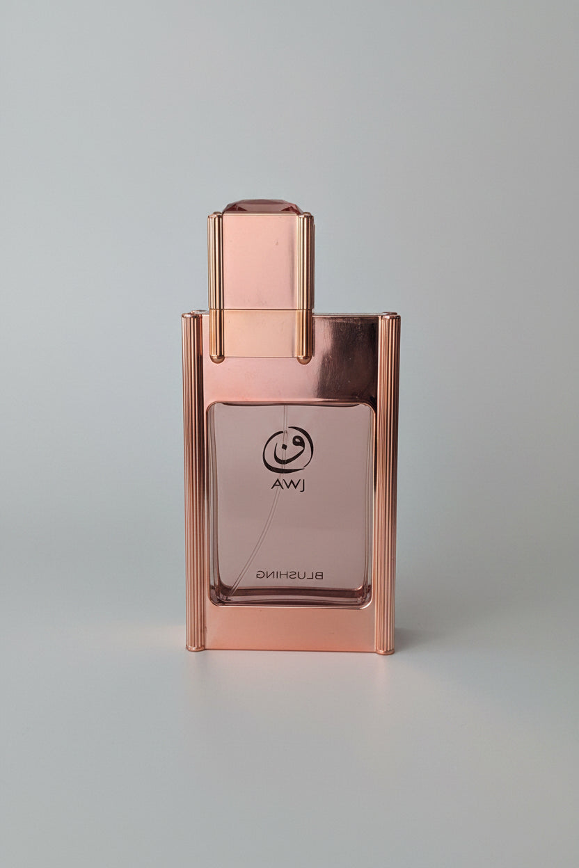 Flacon rose sophistiqué du parfum AWJ Blushing pour femme par Mamlakat Al Oud.