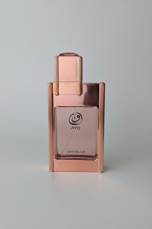 Flacon rose sophistiqué du parfum AWJ Blushing pour femme par Mamlakat Al Oud.
