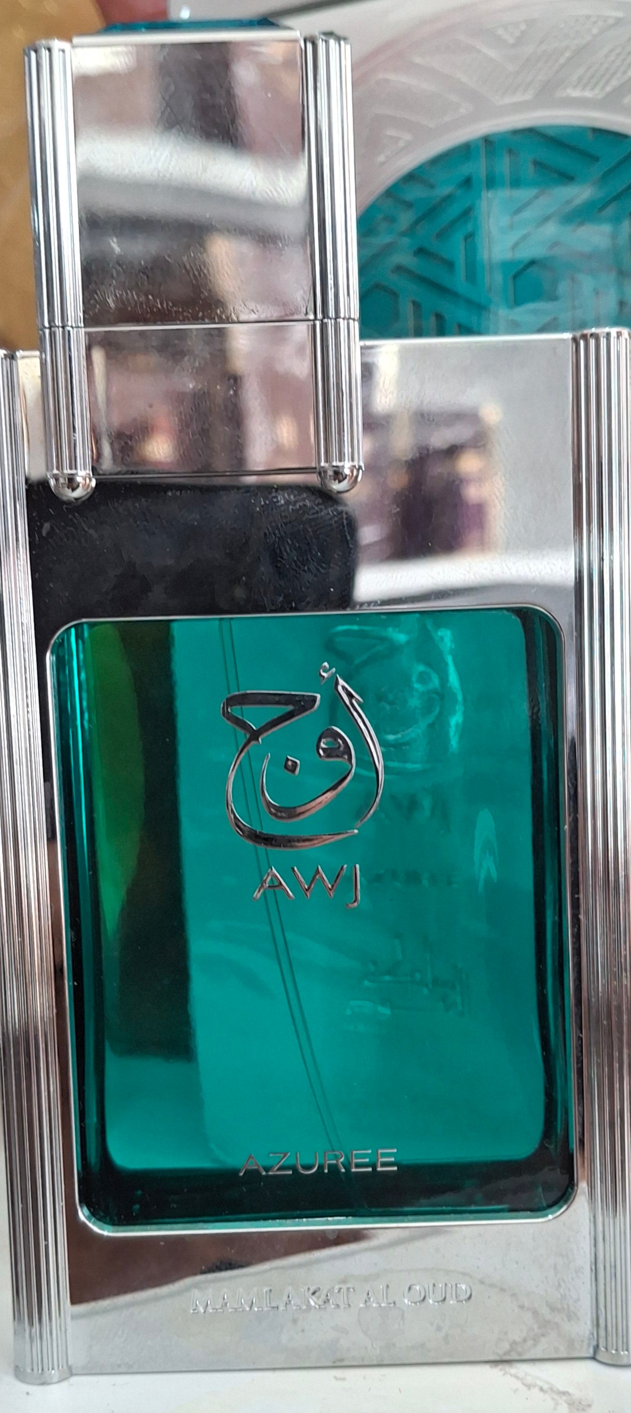 Bouteille bleue élégante du parfum Awj Azuree par Mamlakat Al Oud, 100ml.