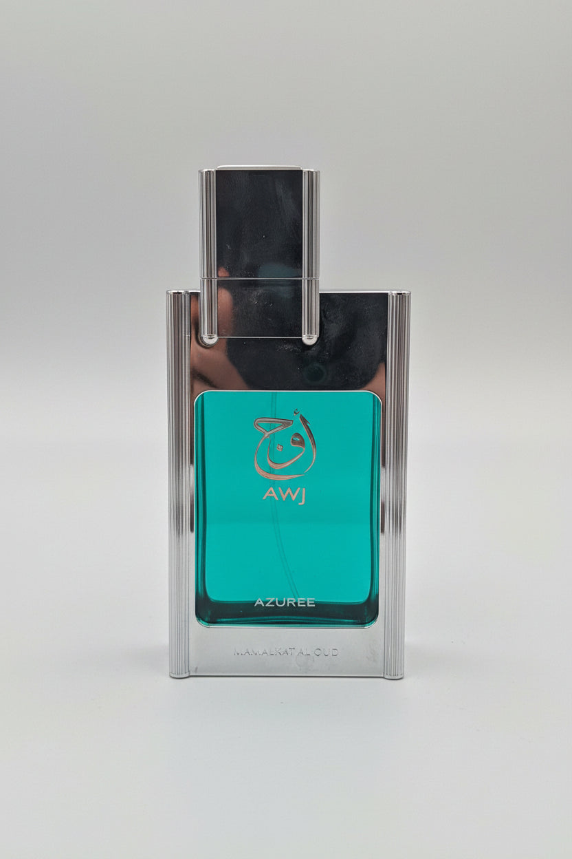 Bouteille bleue élégante du parfum Awj Azuree par Mamlakat Al Oud, 100ml.