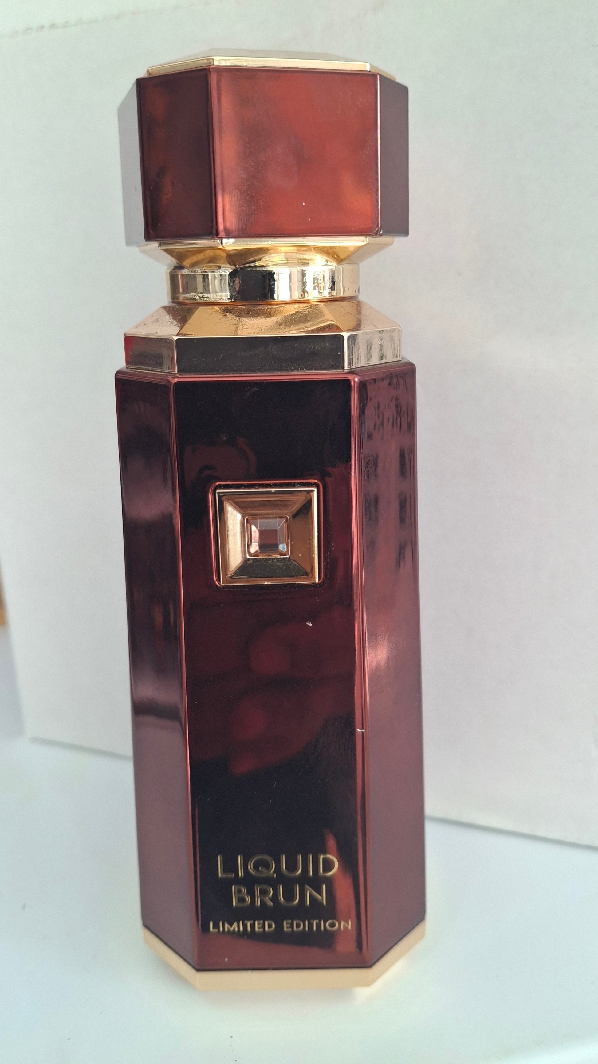 Flacon luxueux brun et doré du parfum Liquid Brun par French Avenue, parfum oriental épicé pour homme.