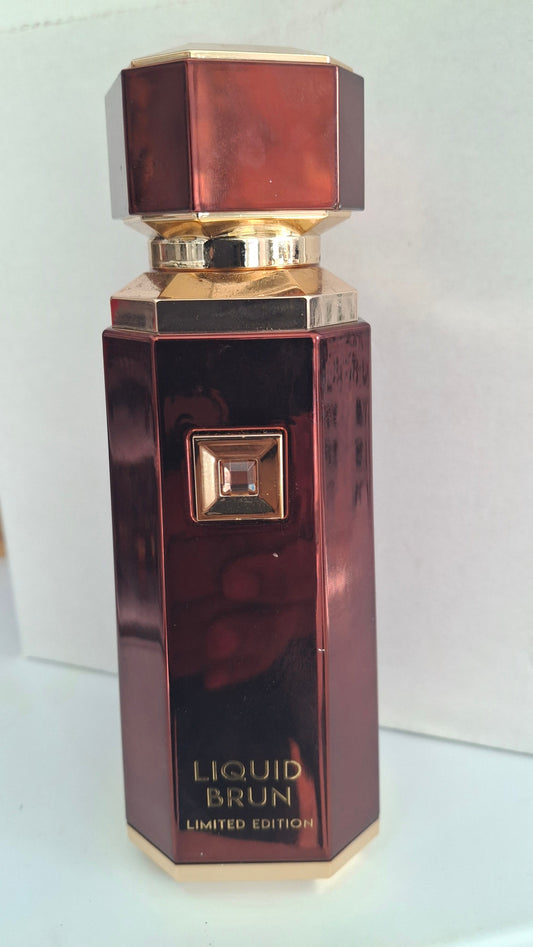Flacon luxueux brun et doré du parfum Liquid Brun par French Avenue, parfum oriental épicé pour homme.